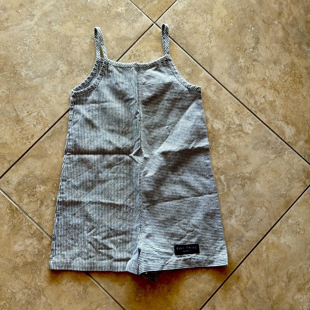 Tiny Tribe Grey/White Linen-like Shorts Romper, Size 4 - Never worn